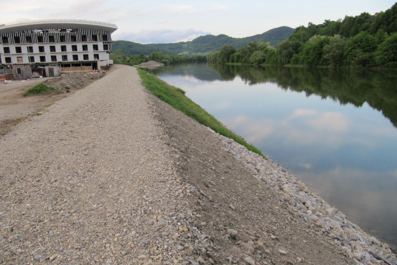 Referenčné stavby / Púchov – protierózna úprava svahu – súčasť protipovodňovej ochrany Púchov a športcentra v PU - foto Referenčné stavby / Púchov – protierózna úprava svahu – súčasť protipovodňovej ochrany Púchov a športcentra v PU - foto