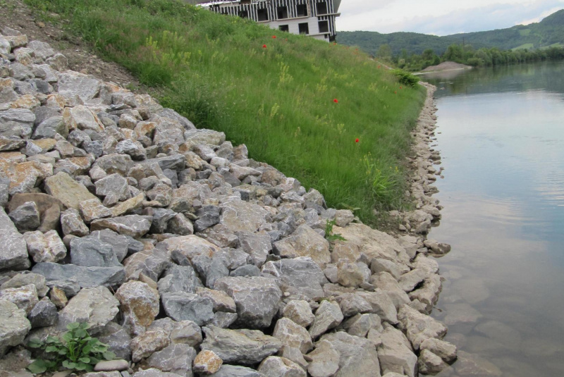 Referenčné stavby / Púchov – protierózna úprava svahu – súčasť protipovodňovej ochrany Púchov a športcentra v PU - foto Referenčné stavby / Púchov – protierózna úprava svahu – súčasť protipovodňovej ochrany Púchov a športcentra v PU - foto