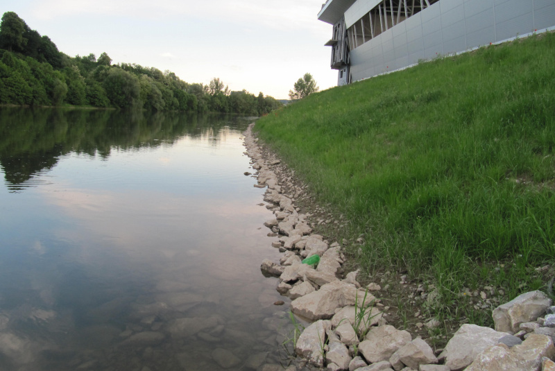 Referenčné stavby / Púchov – protierózna úprava svahu – súčasť protipovodňovej ochrany Púchov a športcentra v PU - foto Referenčné stavby / Púchov – protierózna úprava svahu – súčasť protipovodňovej ochrany Púchov a športcentra v PU - foto