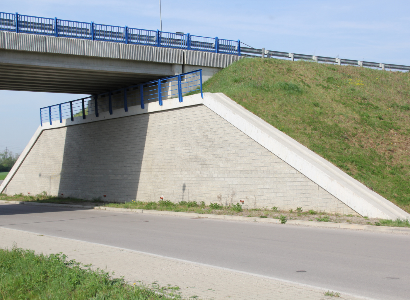 Vystužené oporné múry a vystužené mostné opory