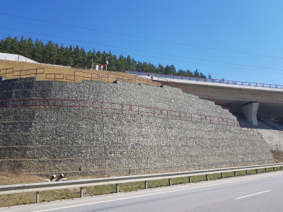 Oporný múr s prírodným kamenným vzhľadom – GEOMUR – G